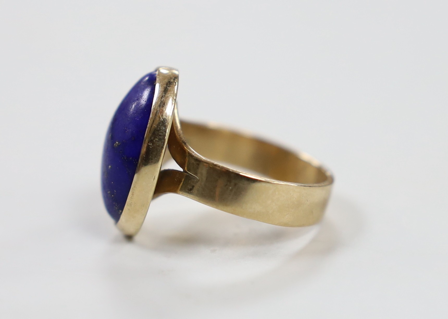 An Elizabeth II 9ct gold and oval lapis lazuli set ring, size P/Q, gross weight 6.7 grams.